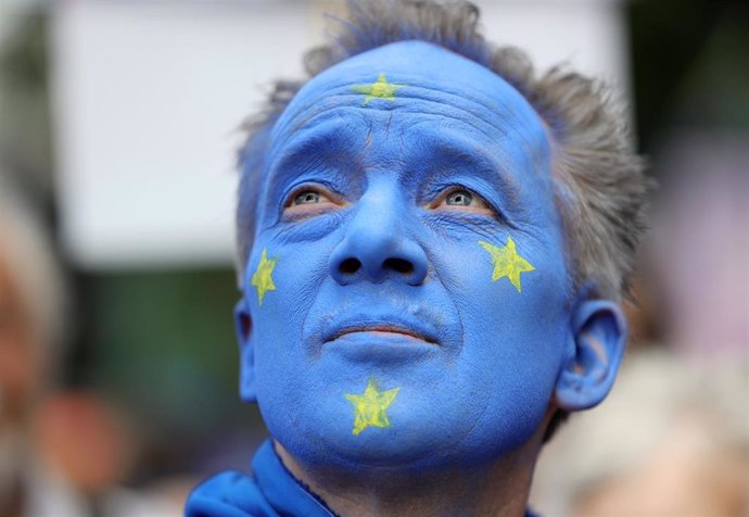 Hombre pintado con la bandera de la UE en Londres
