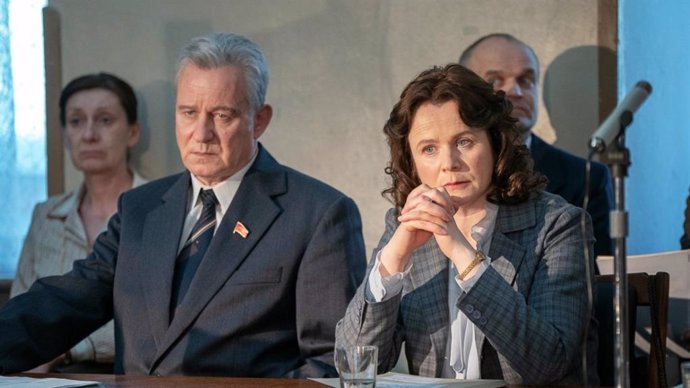 Imagen de Stellan Skargard como Boris Shcherbina y Emily Watson como Ulana Khomyuk en Chernobyl, la exitosa miniserie de HBO