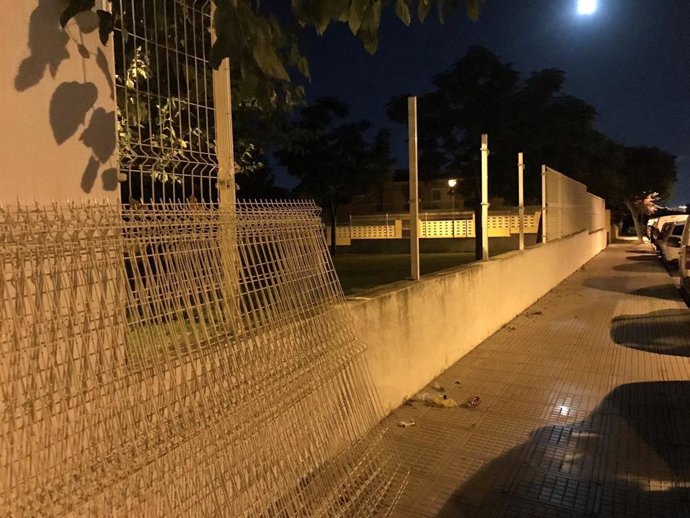 La Policia va sorprendre als homes quan ja havien desmuntat cinc trams de tanca.