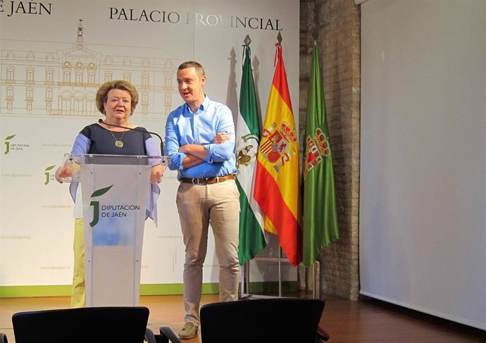 Pilar Parra, junto al alcalde de Huelma, Francisco Manuel Ruiz.