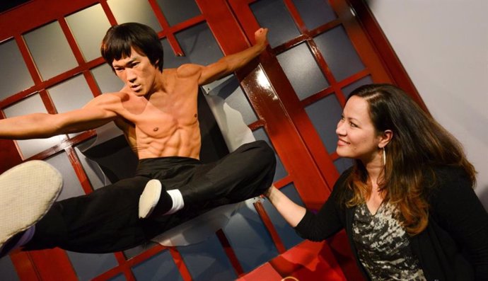 Shannon Lee junto a la figura de cera de su padre, Bruce Lee, en el museo de cera Madame Tussauds de Hollywood