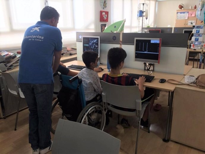 Voluntarios de 'La Caixa' acuden al Hospital Reina Sofía para reducir el impacto de la hospitalización