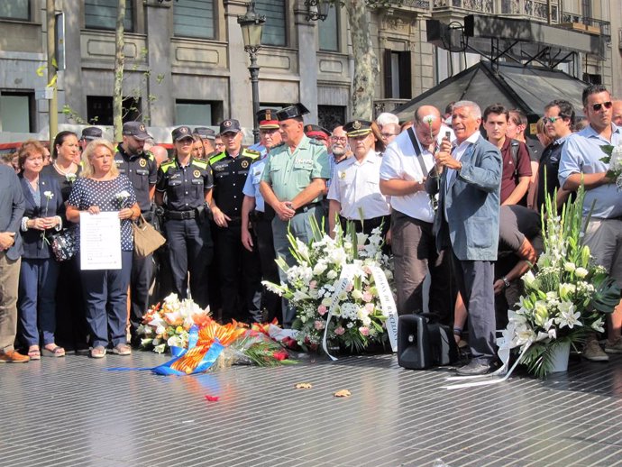    La Asociación Catalana de Víctimas de Organizaciones Terroristas (Acvot) ha organizado este jueves por la tarde una ofrenda floral en La Rambla de Barcelona por el primer aniversario del atentado del 17 de agosto, y como crítica porque afirman que la