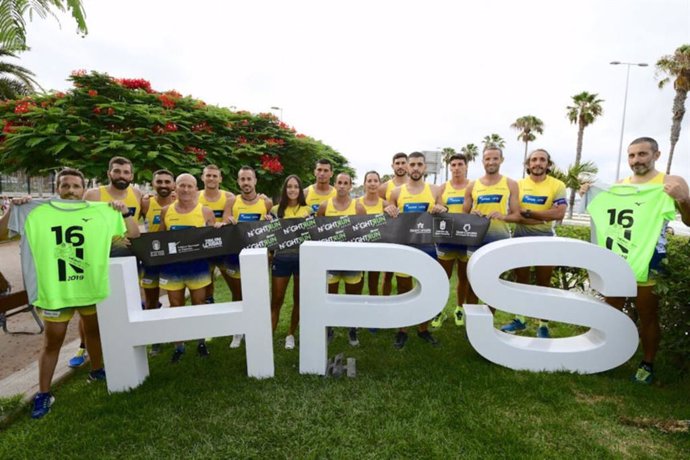 Parte del equipo de atletas y triatletas del HPS que participará en la próxima Binter NightRun de Las Palmas de Gran Canaria