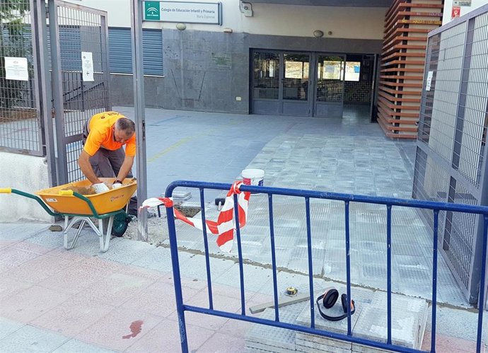 Obras en un colegio, destinatarios del nuevo equipamiento para las aulas que ha adjudicado la Consejería de Educación.