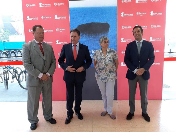 El alcalde de Oviedo, Alfredo Cantelí, antes su visita a la Fidma, acompañado de la alcaldesa de Gijón, Ana González, el presidente de la Cámara de Comercio, Félix Baragaño, y vicealcalde de Oviedo