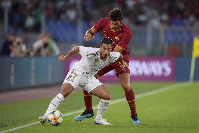 Eden Hazard protege el balón ante Federico Fazio en el amistoso Roma-Real Madrid