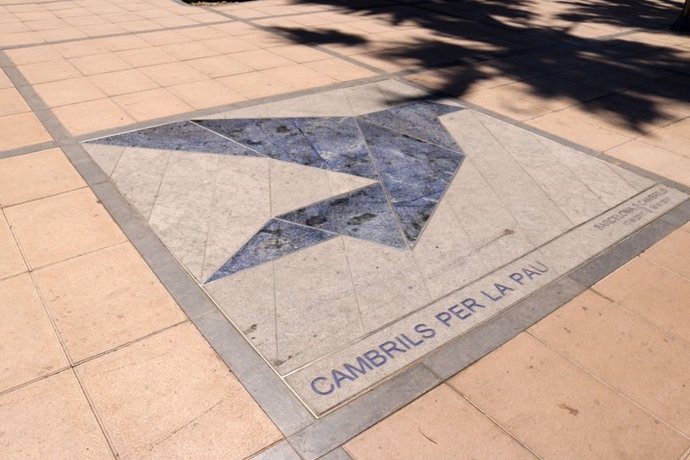 Mosaico de en el Paseo Marítimo de Cambrils en conmemoración a las víctimas.