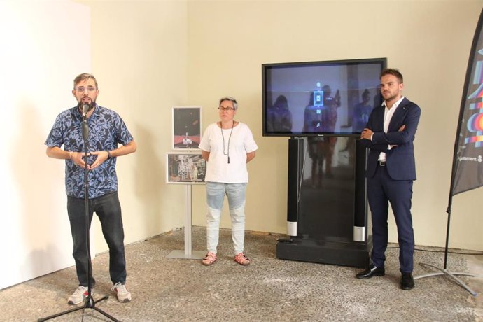 Imagen de la regidora de Justicia Social, Feminismo y LGTBI de Cort, Sonia Vivas, junto al director general de Juventud, Alberto Rosauro, durante el acto de entrega de los premios 'Open Call'.