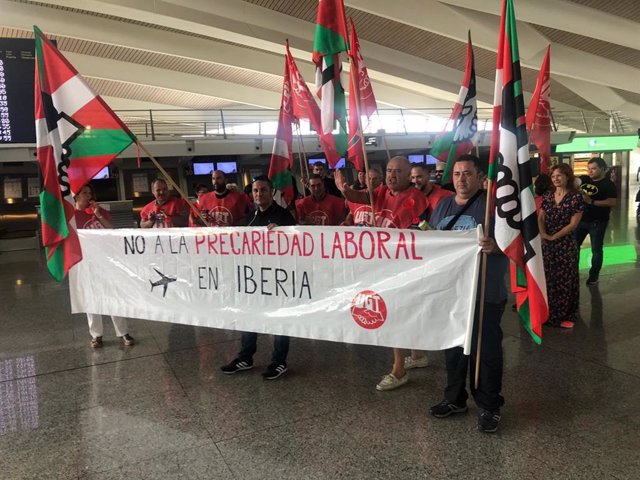 Concentraci&#243;n de trabajadores de Iberia en el Aeropuerto de Bilbao