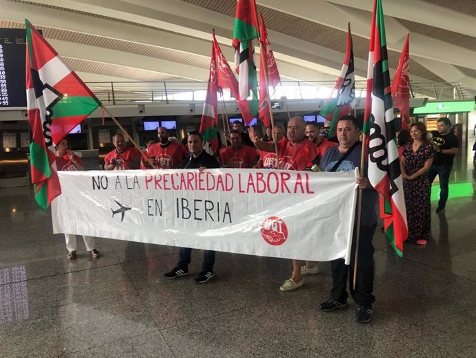 Concentración de trabajadores de Iberia en el Aeropuerto de Bilbao