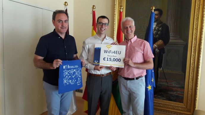 El alcalde de Logroño. Pablo Hermoso de Mendoza, recibe a la Agencia Europea INEA, que dotará a Logroño de zonas wifi gratuitas
