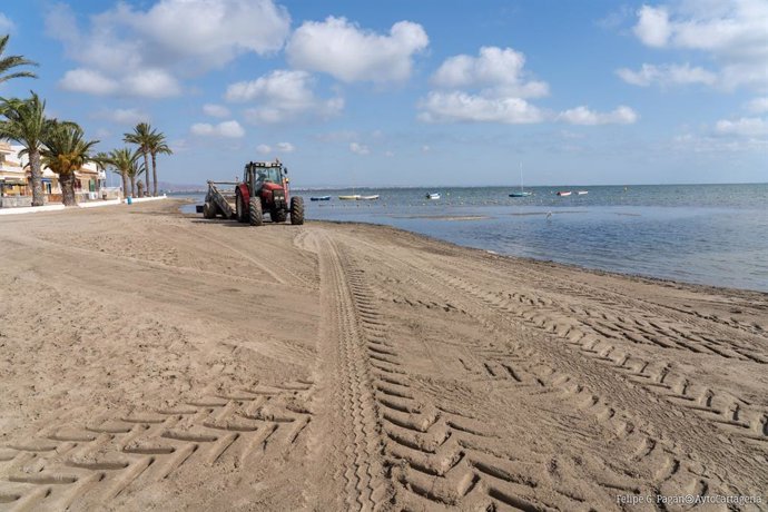 Limpieza de la playa de Los Urrutias
