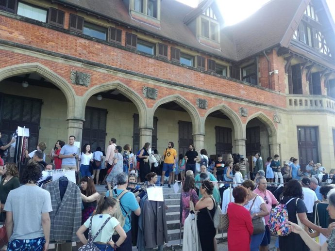 Mercadillo solidario de atrezzo de la película de Woody Allen en San Sebastián