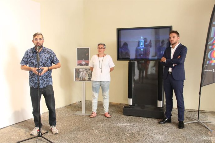 Imatge de la regidora de Justícia Social, Feminisme i LGTBI de Cort, Sonia Vivas, amb el director general de Joventut de Cort, Alberto Rosauro, durant l'acte de lliurament dels premis 'Open Call'.