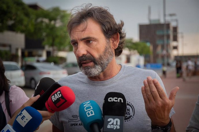 El fundador d'Open Arms, Oscar Camps, dóna declaracions als mitjans a Barcelona.