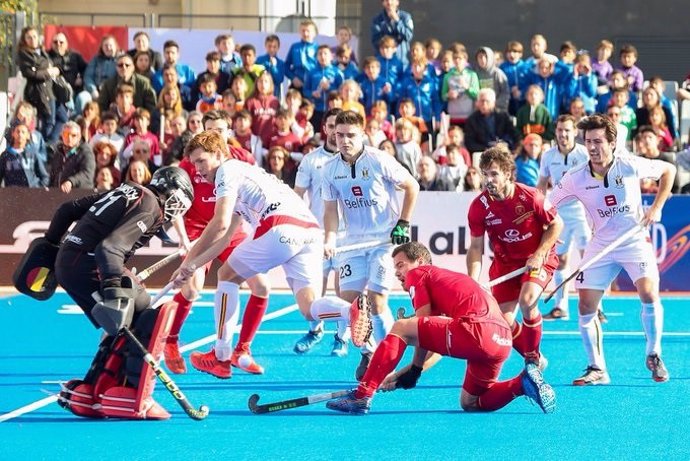 La selección española masculina de hockey hierba, en un partido ante Bélgica.