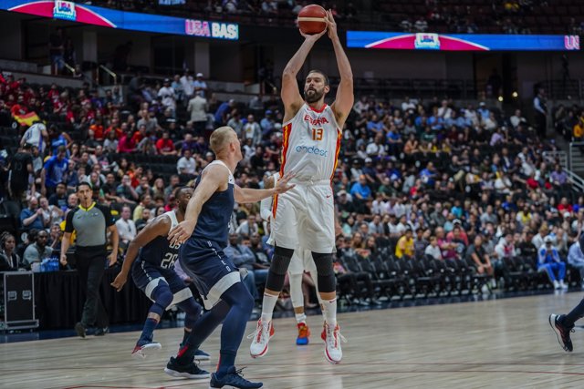 Marc Gasol lanza a canasta en el amistoso de la selección española de baloncesto ante los Estados Unidos