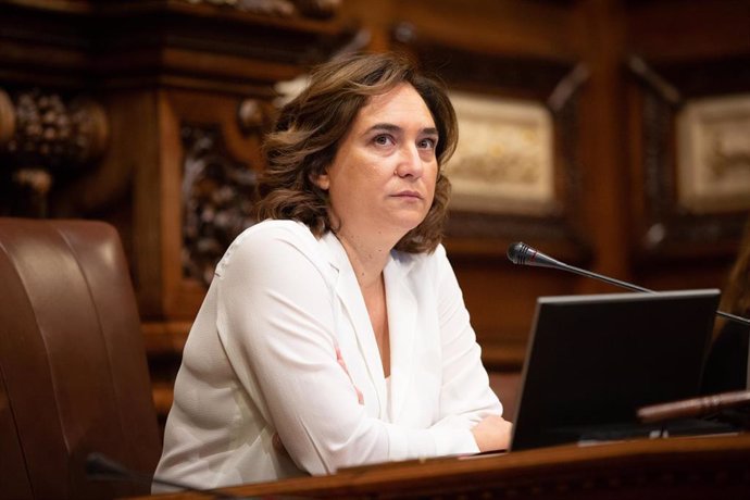 La alcaldesa de Barcelona, Ada Colau, participa en el pleno extraordinario sobre vivienda en el Ayuntamiento de Barcelona.