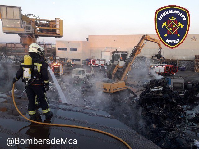 Imagen del incendio declarado en el polígono industrial de Ses Veles.