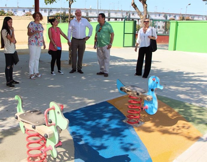 Nuevo suelo de caucho bajo los juegos infantiles del colegio 'Menéndez Pidal'