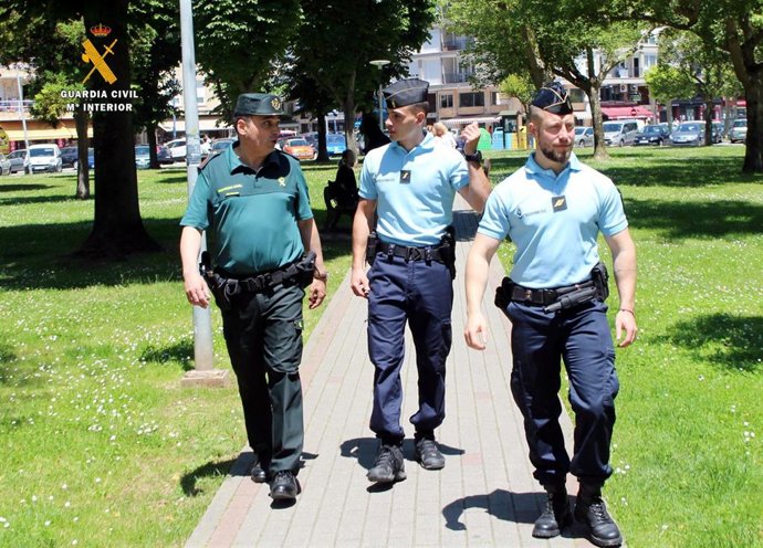 Patrulla mixta entre Guardia Civil y Gendarmería Francesa en vigilancia del Camino del Norte en la zona oriental de Cantabria.