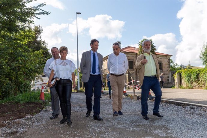 El consejero de Obras Públicas visita las obras de prolongación de la senda peatonal del Hombre Pez