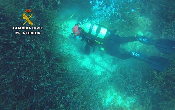 Imatge d'un dels membres dels GEAS realitzant prctiques subaqütiques en aigües de Mallorca.