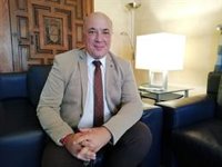 El PSOE-A exige a Moreno que pida su comparecencia en el Parlamento por la adjudicación de una plaza a su hermana