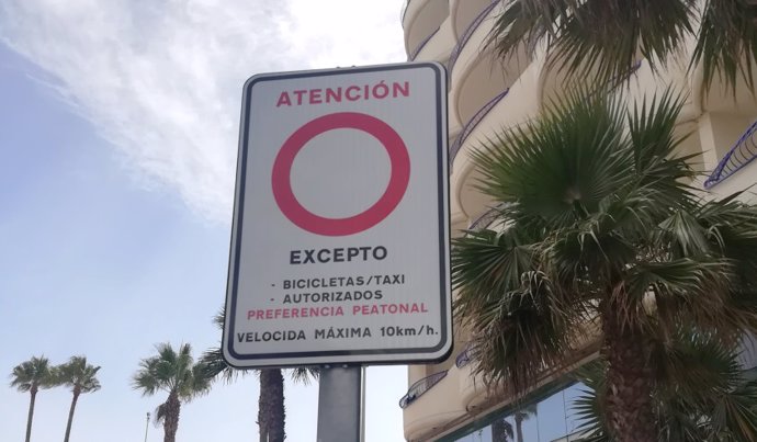 Imagen de un placa de tráfico en Cádiz sobre limitación de velocidad por la presencia de peatones.