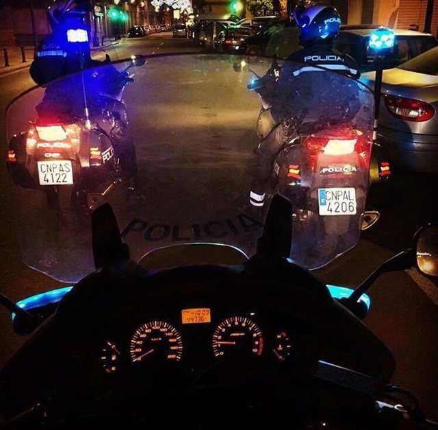 Nota De Prensa: "La Policía Nacional Detiene In Fraganti Durante La Noche Buena A Cinco Personas Tras Robar Tres Domicilios En Elche Y Forzar Varios Vehículos En Alicante".