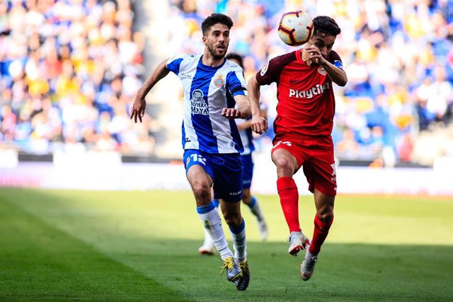 Didac Vila y Jesús Navas persiguen un balón en el Espanyol-Sevilla de LaLiga Santander 2018-2019