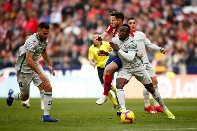 Djené y sául chocan en un lance del Atlético de Madrid-Getafe de LaLiga Santander 2018-2019