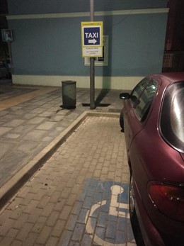 Imagen de una plaza de aparcamiento para persona con discapacidad física cuya supresión denuncia Podemos.