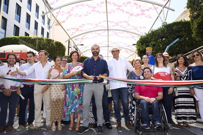 Almería.-El alcalde inaugura la Feria del Mediodía y afirma que la primera noche