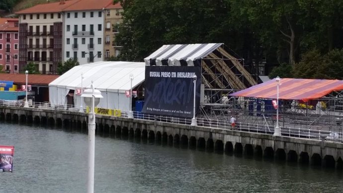 Txosnas para las fiestas de Bilbao. Una de ellas con una leyenda sobre presos y huídos de ETA