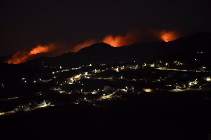 Incendio.- Evacuados durante la noche barrios de seis municipios de Gran Canaria