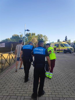 Imagen de Policía Municipal y un sanitario del SUMMA desplazados para atender a la militante de Más Madrid Leganemos agredida durante las fiestas de la localidad.