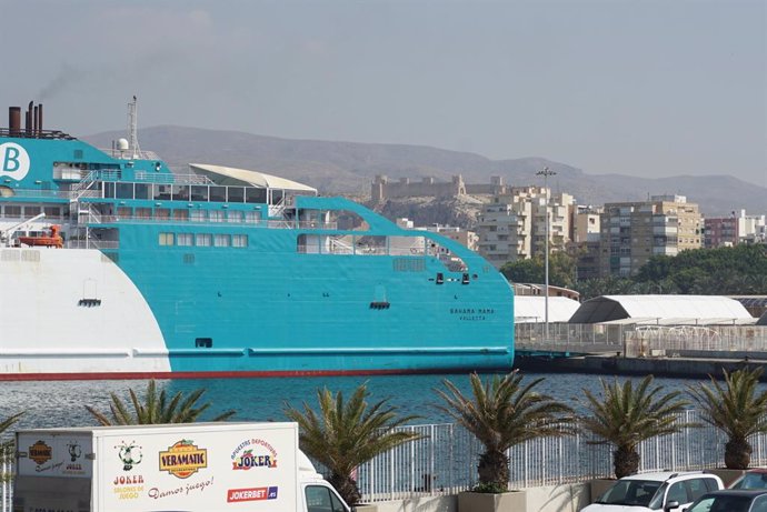 El ferri de  Balearia Bahama Mama, en el puerto de Almería