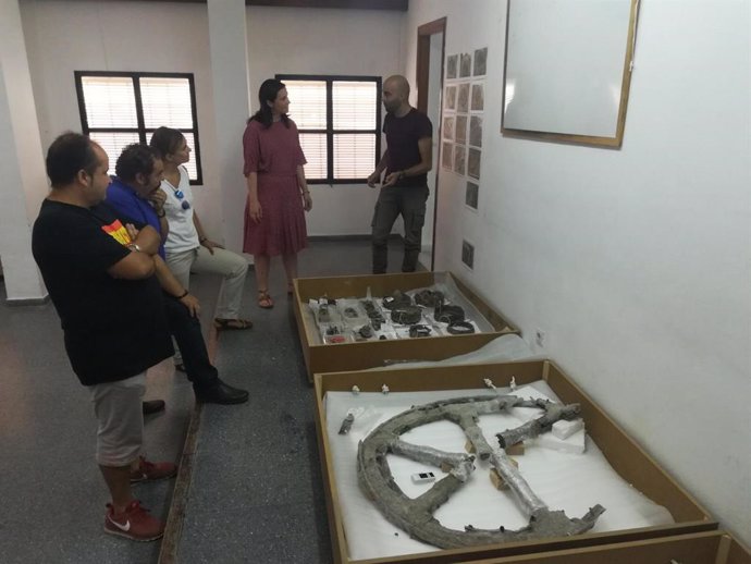 Cristina Casanueva visita los restos del carro de época íbera hallados en el Cerro de la Horca