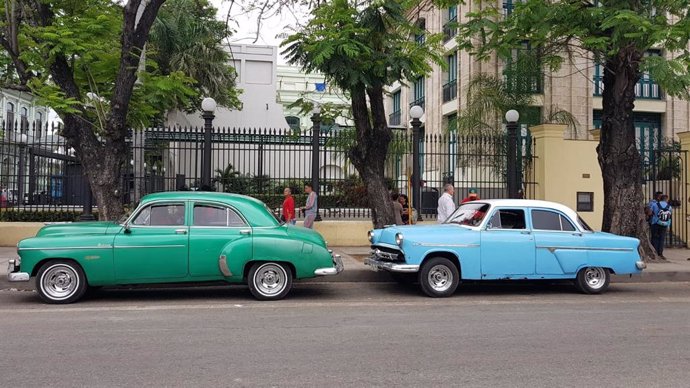 Vehículos antiguos en La Habana (Cuba).