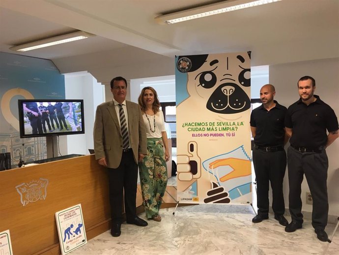 El delegado de Gobernación y Fiestas Mayores, Juan Carlos Cabrera, y la gerente de Lipasam, Virginia Pividal, en la presentación de una campaña de concienciación.