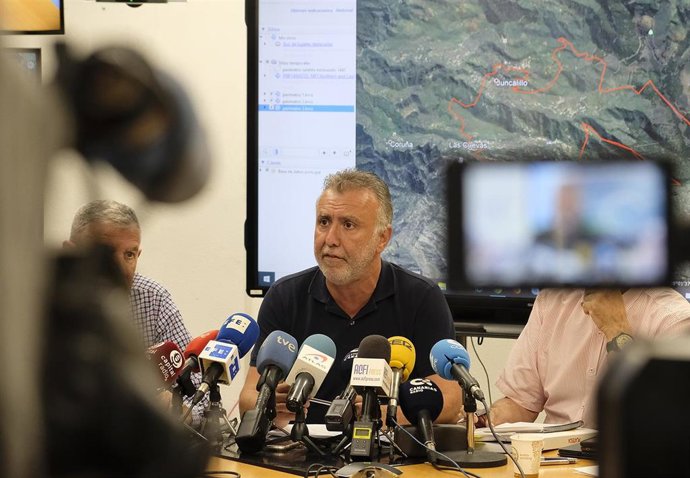 El presidente de Canarias, Ángel Víctor Torres, (en medio) comparece acompañado en rueda de prensa para dar cuenta de las tareas de extinción y la evolución del incendio declarado en la zona de Artenara, Gran Canaria.