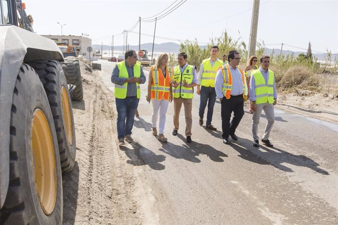 Óscar Líria visita las obras en la carretera AL-3111 entre 'El 21' y Campohermoso