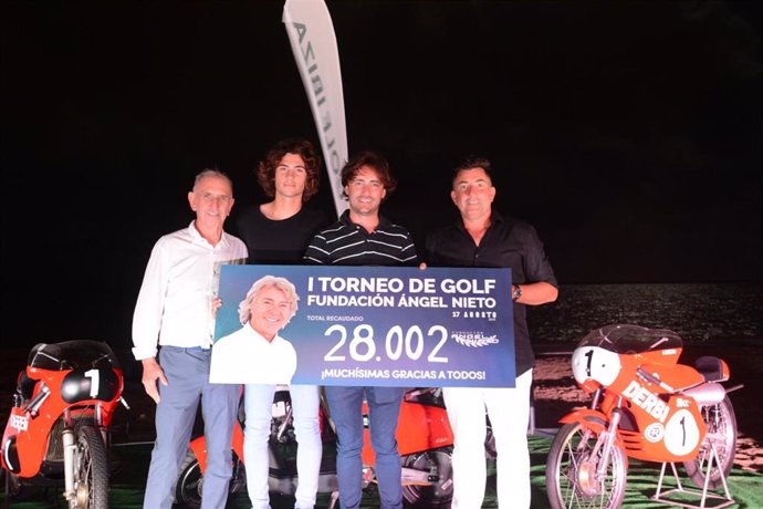 Imagen de los organizadores del Torneo de Golf Fundación Ángel Nieto con la cantidad recaudada.