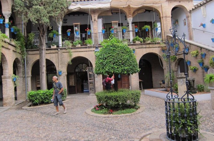 Los turistas visitan los talleres de artesanos instalados en el Zoco Municipal, en el casco histórico de Córdoba