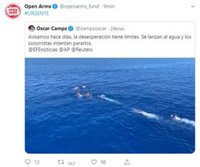 Migrants de l'Open Arms es llancen a l'aigua per arribar a Lampedusa (Itàlia)