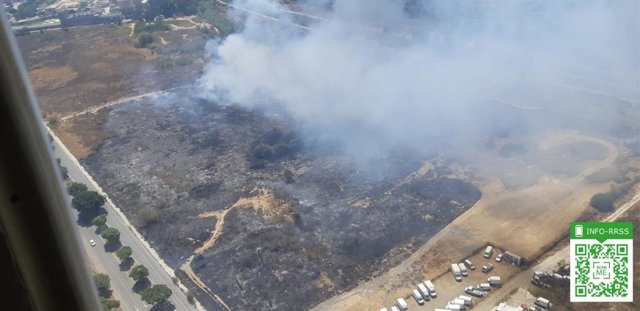 Incendio declarado junto al polígono industrial Guadalhorce en Málaga capital.