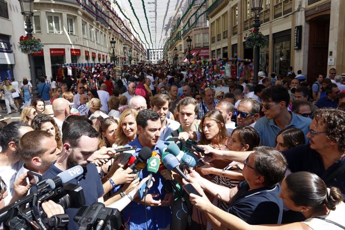 El president de la Junta d'Andalusia, Juanma Moreno, atén als mitjans de comunicació  en la fira de Mlaga