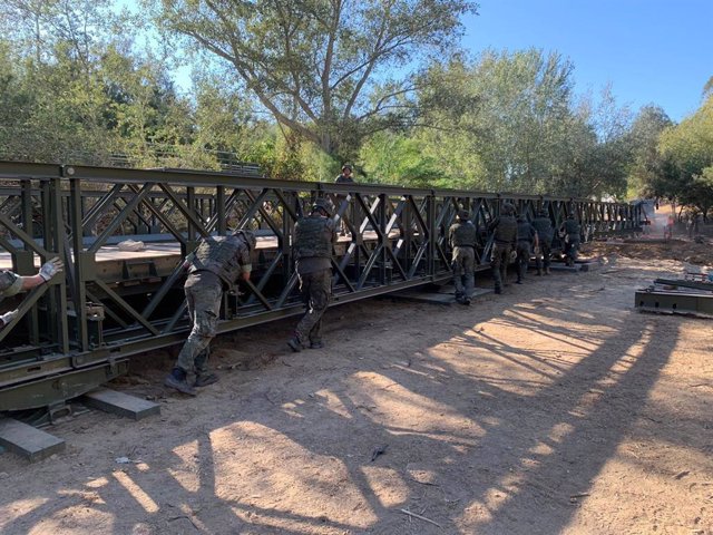 Entrega del puente militar tipo ‘Bailey’ instalado en el Puente de los Olivarejos para el traslado de la Virgen del Rocío a Almonte